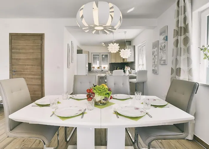 In With Pool & Parasol Villa *