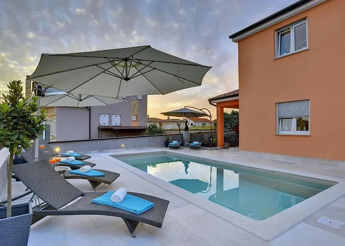 Villa In With Pool & Parasol *