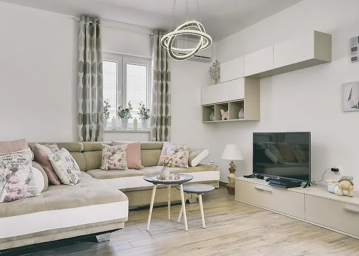 In With Pool & Parasol Pula