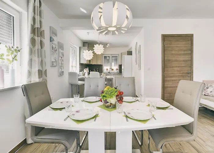 In With Pool & Parasol *