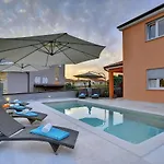 Villa In With Pool & Parasol *