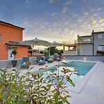 In With Pool & Parasol Pula