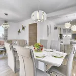 Villa In With Pool & Parasol Pula