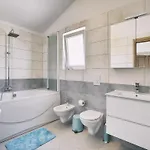 Villa In With Pool & Parasol Pula