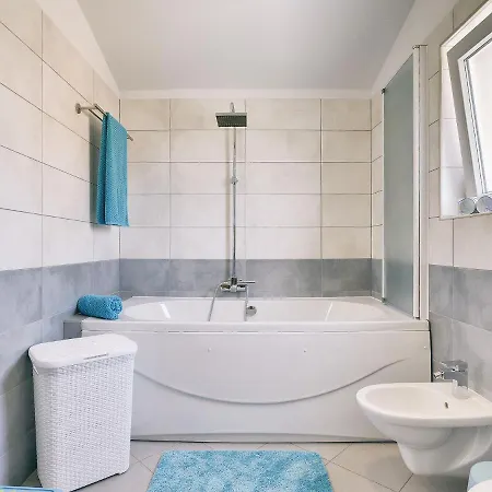 Modern With Pool And Parasol In Βίλα *