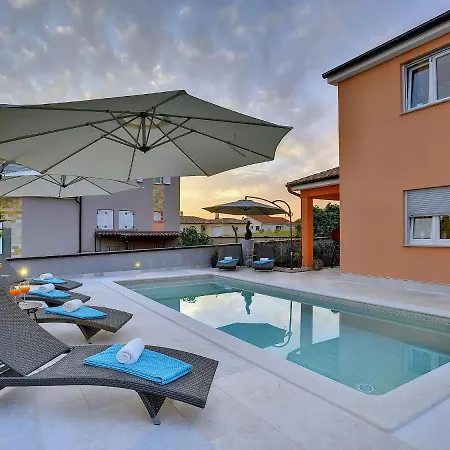 Willa In With Pool & Parasol *