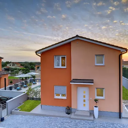 Modern With Pool And Parasol In Πούλα