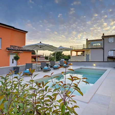 Modern With Pool And Parasol In Πούλα