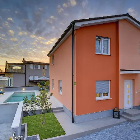 Modern With Pool And Parasol In Βίλα *