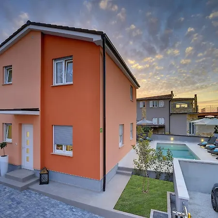 Modern With Pool And Parasol In Βίλα *