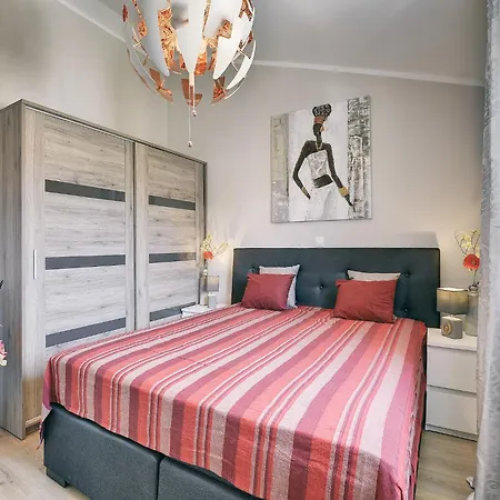 빌라 In With Pool & Parasol