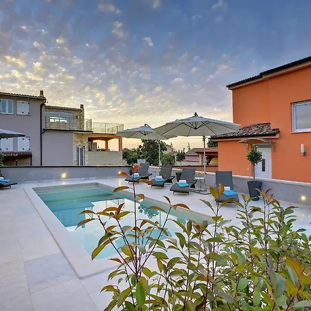 Modern With Pool And Parasol In Πούλα