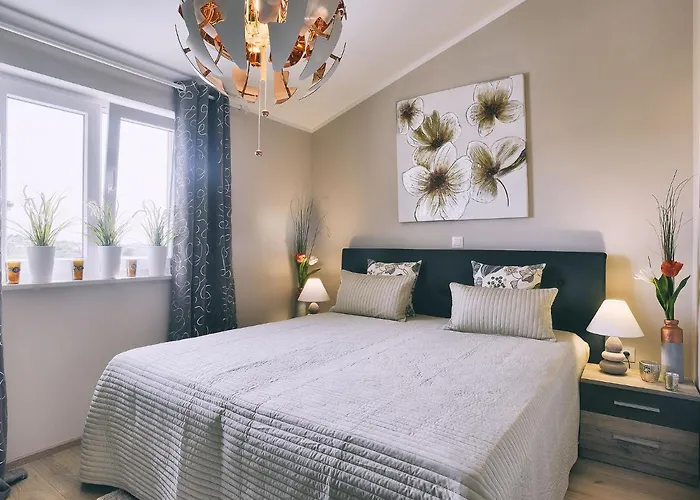 In With Pool & Parasol 풀라