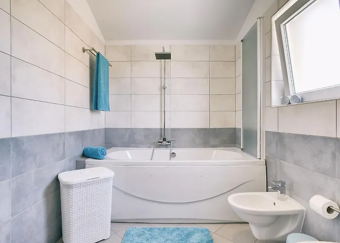 In With Pool & Parasol 빌라 *