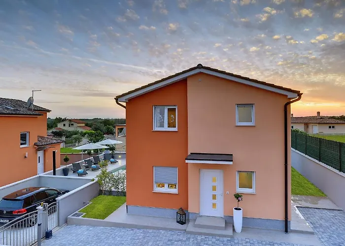 In With Pool & Parasol Pula