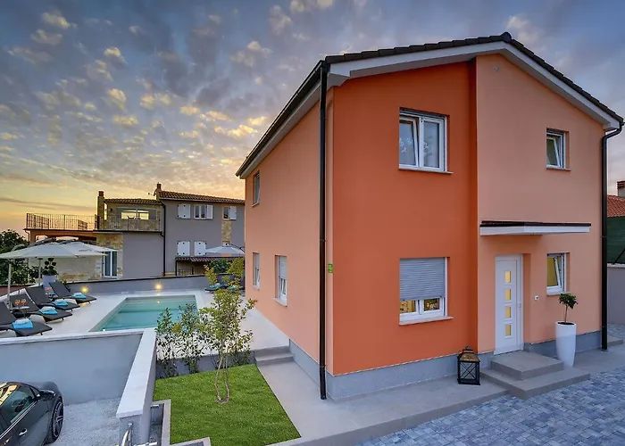 In With Pool & Parasol 빌라 *