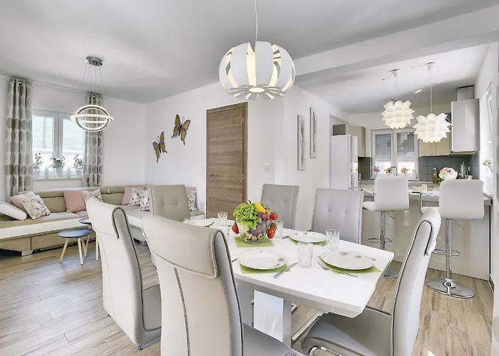 빌라 In With Pool & Parasol 풀라