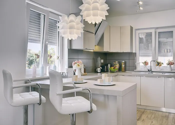 In With Pool & Parasol 빌라 *