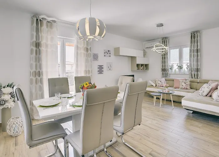 In With Pool & Parasol Villa