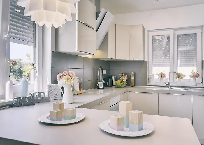 빌라 In With Pool & Parasol