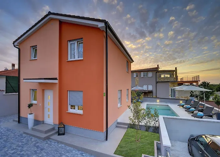 In With Pool & Parasol 빌라 *