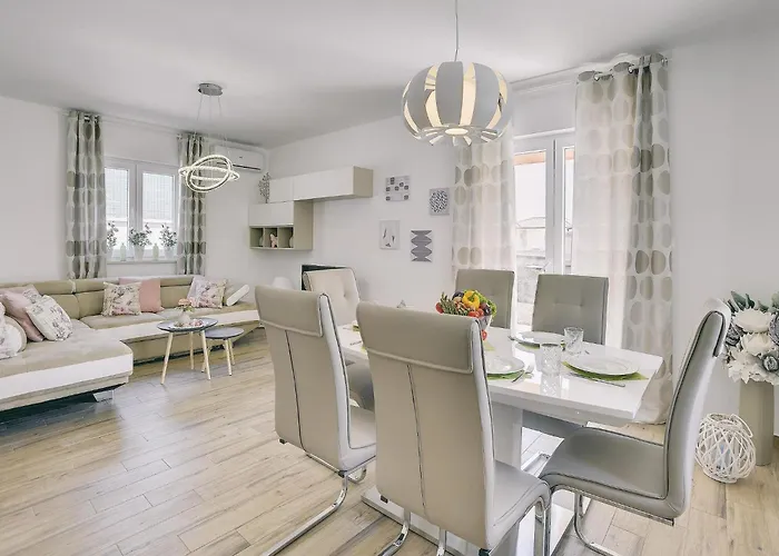 In With Pool & Parasol 빌라 *