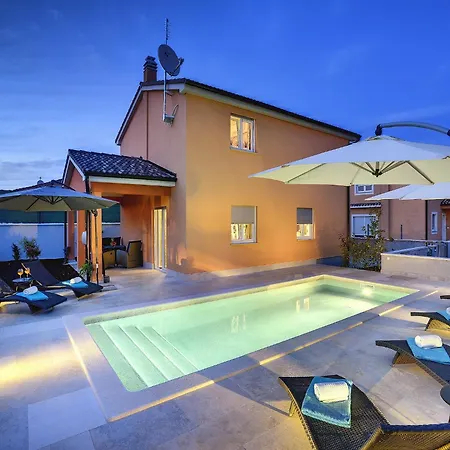 In With Pool & Parasol Villa Pula